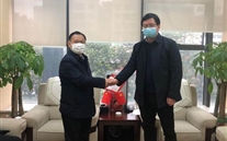 守望相助，，，，，，，共克时艰——大渡口区红十字会为尊龙凯时集团送来捐赠证书