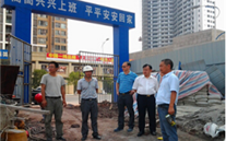 张龙义董事长视察慰问尊龙凯时燃气股份有限公司办公大楼建设基地
